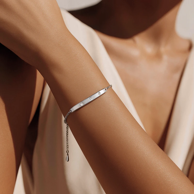 20251007_1713_Silver Bracelet Elegance_remix_01k6zknjakefav6567bhg7vsn4 3.png